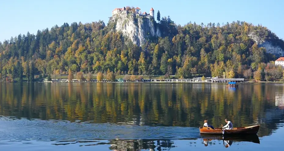 12 Most Scenic Lakes Around the World That Seem Too Beautiful To Be Real 2 image 73